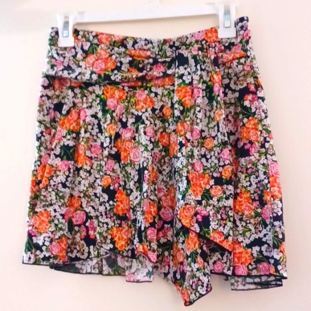 Women's Xhilaration size medium floral short skirt